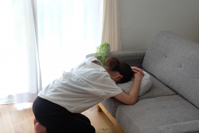 ソファにうつむく女性